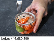 Кусочки красной рыбы, консервированные с репчатым луком и лавровым листом. Стоковое фото, фотограф Сергей Петров/NEWS.ru / ТАСС / Фотобанк Лори