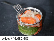 Кусочки красной рыбы, консервированные с репчатым луком и лавровым листом. Стоковое фото, фотограф Сергей Петров/NEWS.ru / ТАСС / Фотобанк Лори