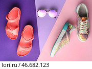 Композиция с стильной обуви и солнцезащитных очков на цветном фоне. Стоковое фото, фотограф Pixel_shot / Фотобанк Лори
