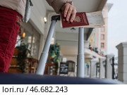 Заграничный паспорт гражданина Российской Федерации и посадочные талоны в руке. Стоковое фото, фотограф Сергей Булкин/NEWS.ru / ТАСС / Фотобанк Лори