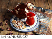 Композиция с вкусным турецким чаем на деревянном столе. Стоковое фото, фотограф Pixel_shot / Фотобанк Лори