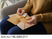 Молодая женщина с полученными письмами на дом. Стоковое фото, фотограф Pixel_shot / Фотобанк Лори