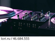 Современный DJ-микшер в клубе, крупным планом. Стоковое фото, фотограф Pixel_shot / Фотобанк Лори