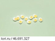 Половинки вкусных отваренных яиц на зеленом фоне. Стоковое фото, фотограф Pixel_shot / Фотобанк Лори