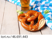 Флаг Баварии, кружка с пивом и брецель на сером деревянном фоне. Стоковое фото, фотограф Pixel_shot / Фотобанк Лори