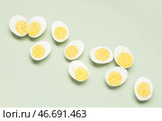 Половинки вкусных отваренных яиц на зеленом фоне. Стоковое фото, фотограф Pixel_shot / Фотобанк Лори