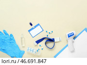 Значок, жгут, таблетки, инфракрасный термометр, медицинские перчатки и блокнот на бежевом фоне. Стоковое фото, фотограф Pixel_shot / Фотобанк Лори