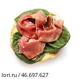 Вкусная брускетта с хамоном и шпинатом на белом фоне. Стоковое фото, фотограф Pixel_shot / Фотобанк Лори