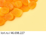 Вкусные сушеные абрикосы на оранжевом фоне. Стоковое фото, фотограф Pixel_shot / Фотобанк Лори