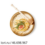 Тарелка с вкусным запеченным сыром Камамбер на белом фоне. Стоковое фото, фотограф Pixel_shot / Фотобанк Лори
