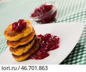 Stack of tasty fried quark pancakes served with berry jam. Стоковое фото, фотограф Яков Филимонов / Фотобанк Лори