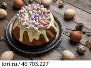Композиция с вкусным куличом и яйцами на деревянном фоне. Стоковое фото, фотограф Pixel_shot / Фотобанк Лори
