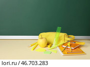 Красочные канцелярские принадлежности и яблоко на цветной таблице против доски. Празднование Дня Пи. Стоковое фото, фотограф Pixel_shot / Фотобанк Лори