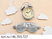 Композиция с будильником, маской для сна и бумажным декором на цветном фоне. Концепция Всемирного дня сна. Стоковое фото, фотограф Pixel_shot / Фотобанк Лори