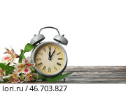 Будильник и красивые цветы альстромерии на деревянном столе на белом фоне. Стоковое фото, фотограф Pixel_shot / Фотобанк Лори