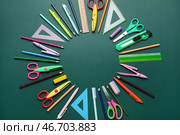 Рамка из школьных принадлежностей на зеленой доске. Празднование Дня Пи. Стоковое фото, фотограф Pixel_shot / Фотобанк Лори