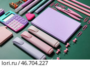 Композиция с различными канцелярскими принадлежностями на зеленой доске, крупным планом. Празднование Дня Пи. Стоковое фото, фотограф Pixel_shot / Фотобанк Лори