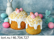 Пасхальный кулич, крашеные яйца и кролики на синем гранж-фоне. Стоковое фото, фотограф Pixel_shot / Фотобанк Лори
