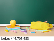 Различные канцелярские принадлежности и яблоко на цветном столе против доски. Празднование Дня Пи. Стоковое фото, фотограф Pixel_shot / Фотобанк Лори