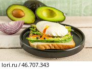 Тарелка с вкусными тостами из авокадо и яйцом-пашот на белом деревянном фоне. Стоковое фото, фотограф Pixel_shot / Фотобанк Лори