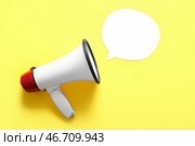 Мегафон с пустым речевым пузырем на желтом фоне. Концепция сплетен. Стоковое фото, фотограф Pixel_shot / Фотобанк Лори