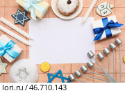 Открытка без текста с традиционными символами Хануки на фоне бежевой плитки. Стоковое фото, фотограф Pixel_shot / Фотобанк Лори