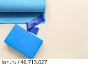 Коврик для йоги и пеноблок для упражнений на бежевом фоне. Стоковое фото, фотограф Pixel_shot / Фотобанк Лори