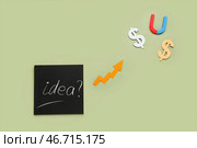 Символы доллара, магнита, стрелки, направленной вверх, и доска с надписью IDEA на зеленом фоне. Концепция бизнес-идеи. Стоковое фото, фотограф Pixel_shot / Фотобанк Лори