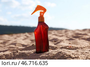 Бутылка крема для солнцезащиты на песке на пляже. Стоковое фото, фотограф Pixel_shot / Фотобанк Лори