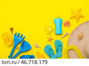 Красивый композиционный снимок с солнцезащитным кремом и пляжными аксессуарами для детей на желтом фоне. Стоковое фото, фотограф Pixel_shot / Фотобанк Лори