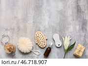 Морская соль, губка для ванны, массажная щетка для тела, бутылочка с сывороткой, пемза, цветок лилии и куски мыла на фоне в стиле гранж. Стоковое фото, фотограф Pixel_shot / Фотобанк Лори