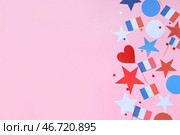 Французские флаги, звезды и сердце на розовом фоне. Празднование Дня взятия Бастилии. Стоковое фото, фотограф Pixel_shot / Фотобанк Лори