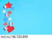 Французские флаги, звезды и сердце на синем фоне. Празднование Дня взятия Бастилии. Стоковое фото, фотограф Pixel_shot / Фотобанк Лори