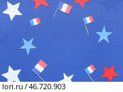 Рамка из французских флагов и звезд на синем фоне. Празднование Дня взятия Бастилии. Стоковое фото, фотограф Pixel_shot / Фотобанк Лори