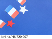 Французские флаги и звезды на синем фоне. Празднование Дня взятия Бастилии. Стоковое фото, фотограф Pixel_shot / Фотобанк Лори