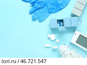 Стетоскоп, медицинские перчатки, пилюльницы и таблетки на синем фоне. Стоковое фото, фотограф Pixel_shot / Фотобанк Лори