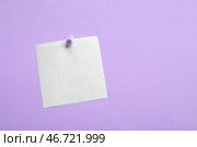 Записка на бумаге, прикрепленная на сиреневом фоне. Стоковое фото, фотограф Pixel_shot / Фотобанк Лори