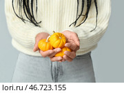 Красивая молодая счастливая афроамериканка с тыквами на сером фоне, крупным планом. Стоковое фото, фотограф Pixel_shot / Фотобанк Лори