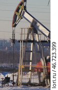 Oil pump jack operating in frigid winter conditions. Стоковое видео, видеограф Константин Шишкин / Фотобанк Лори