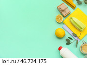 Состав с натуральными чистящими средствами и принадлежностями на цветном фоне. Стоковое фото, фотограф Pixel_shot / Фотобанк Лори
