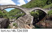 Двугорбый мост и река Верзаска в ясный день. Швейцария. Double Hump Bridge and the Verzasca River on a clear day. Switzerland. Стоковое видео, видеограф Горшков Александр / Фотобанк Лори