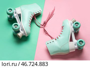 Пара голубых винтажных роликовых коньков на цветном фоне. Стоковое фото, фотограф Pixel_shot / Фотобанк Лори