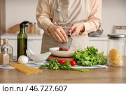 Женщина натирает чеснок на пасту за столом на кухне, крупный план. Стоковое фото, фотограф Pixel_shot / Фотобанк Лори