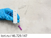 Доктор держит экспресс-тест на ВИЧ на белом шершавом фоне. Стоковое фото, фотограф Pixel_shot / Фотобанк Лори