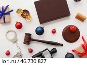 Оцените предметы с рождественским декором на белом фоне. Стоковое фото, фотограф Pixel_shot / Фотобанк Лори