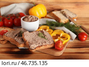 Поднос с тостами, вкусным паштетом, помидорами, укропом и ломтиками болгарского перца на деревянном фоне. Стоковое фото, фотограф Pixel_shot / Фотобанк Лори