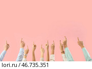 Много рук, указывающих на что-то на розовом фоне. Стоковое фото, фотограф Pixel_shot / Фотобанк Лори