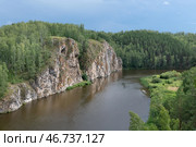 Скала Филин - самая длинная и высокая скала на реке Исеть в городе Каменск-Уральский Свердловской области (2024 год). Стоковое фото, фотограф Pukhov K / Фотобанк Лори