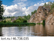 Скала Филин - самая длинная и высокая скала на реке Исеть в городе Каменск-Уральский Свердловской области (2024 год). Стоковое фото, фотограф Pukhov K / Фотобанк Лори