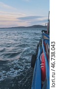 An old fishing vessel plows the cold waters of the Northern Ocean. view from the deck, vertical. Стоковое видео, видеограф Strunov David / Фотобанк Лори